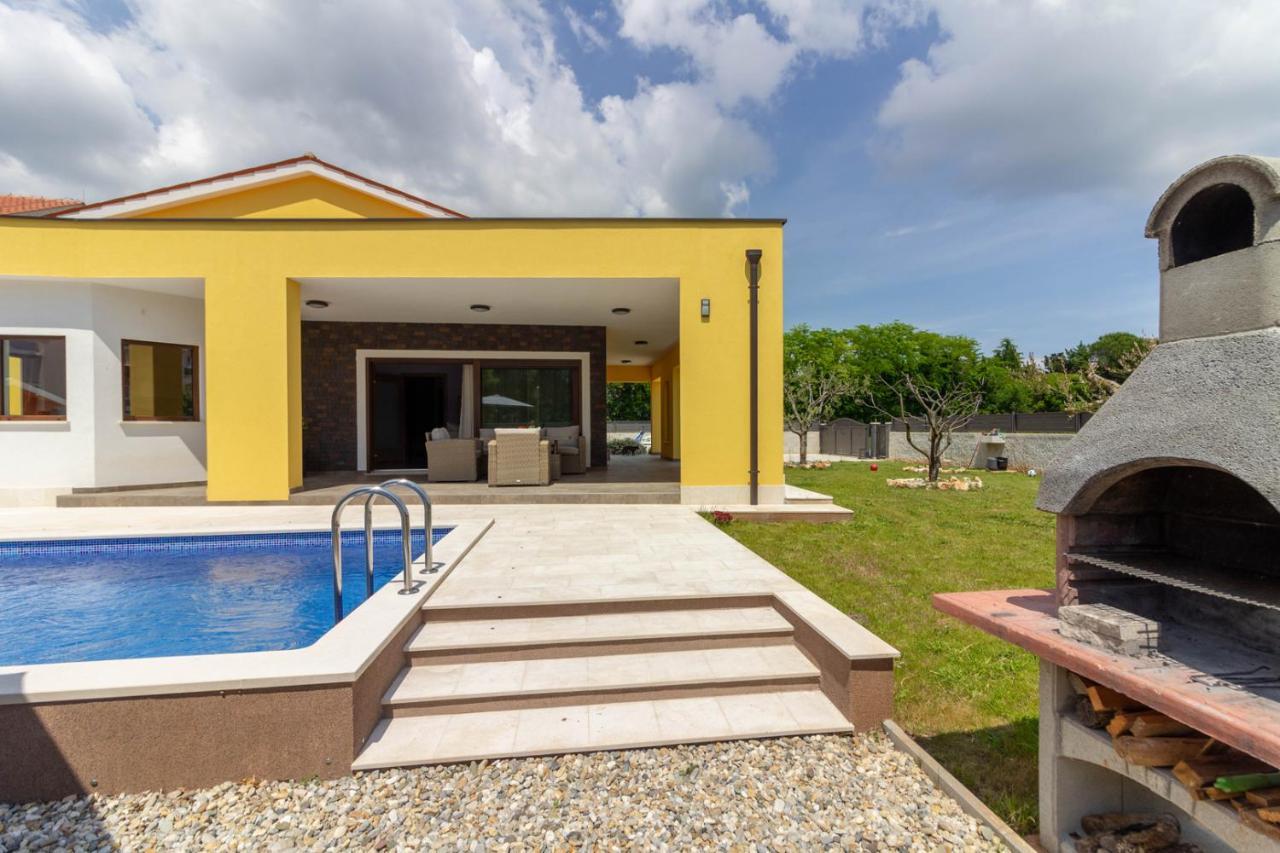 Modern Villa Eve In Medulin With Pool Near The Beach Экстерьер фото