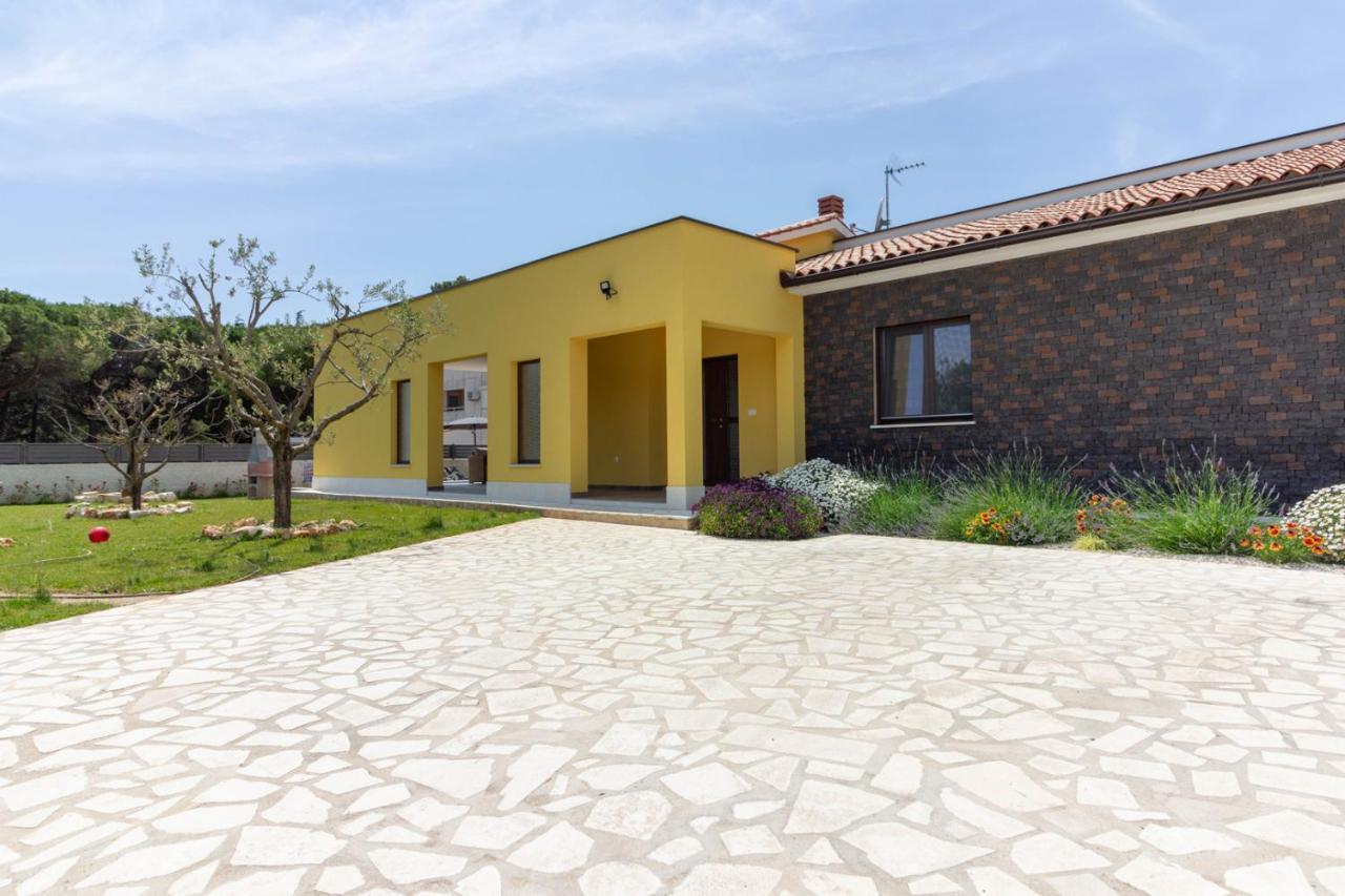 Modern Villa Eve In Medulin With Pool Near The Beach Экстерьер фото
