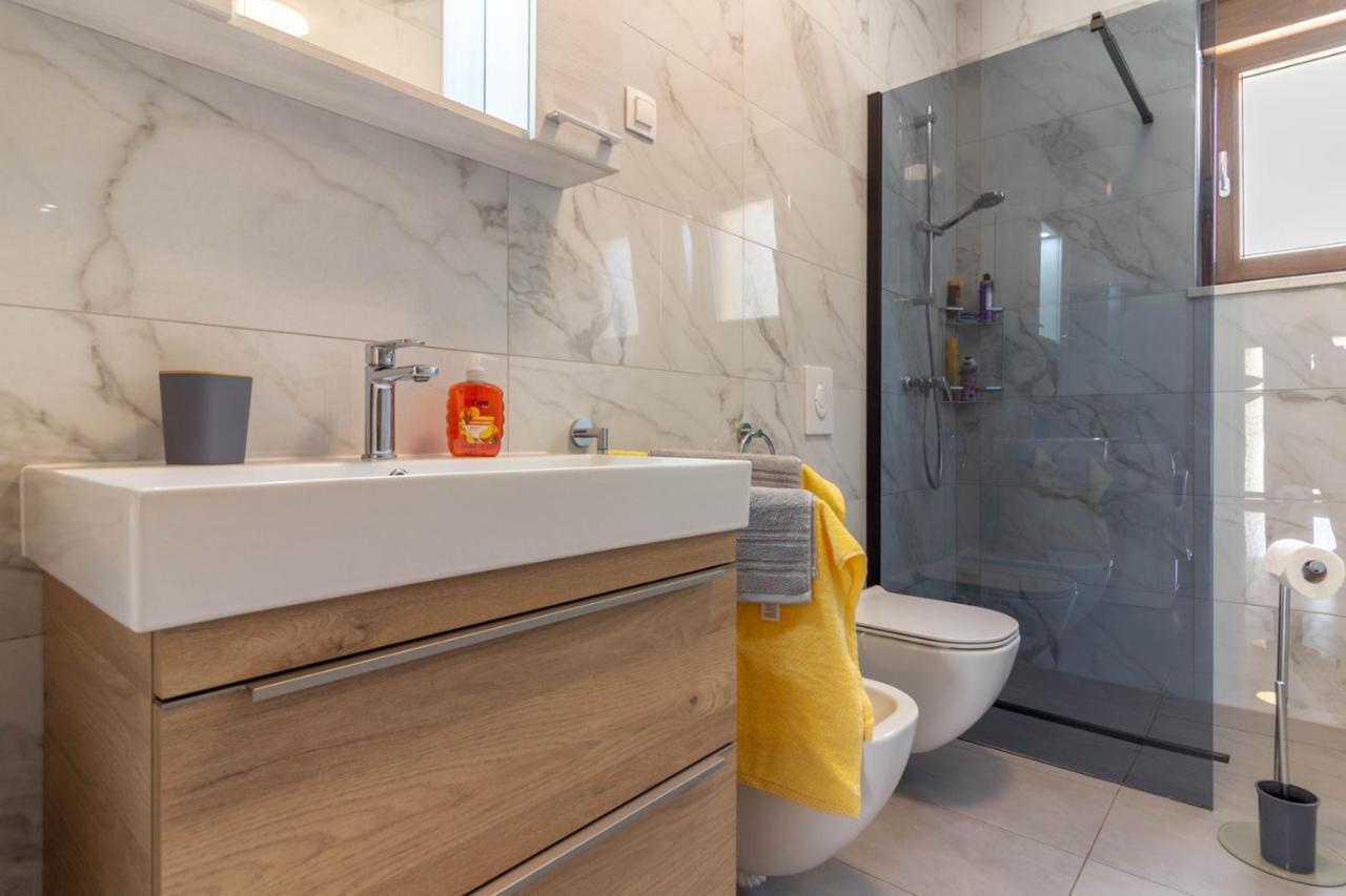 Modern Villa Eve In Medulin With Pool Near The Beach Экстерьер фото